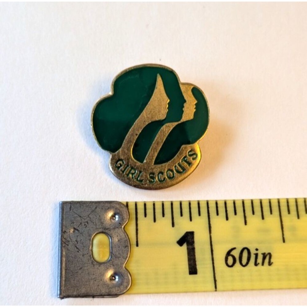 VTG 1980 Girl Scouts GSUSA Membership Lapel Pin Green Enamel Gold Tone
